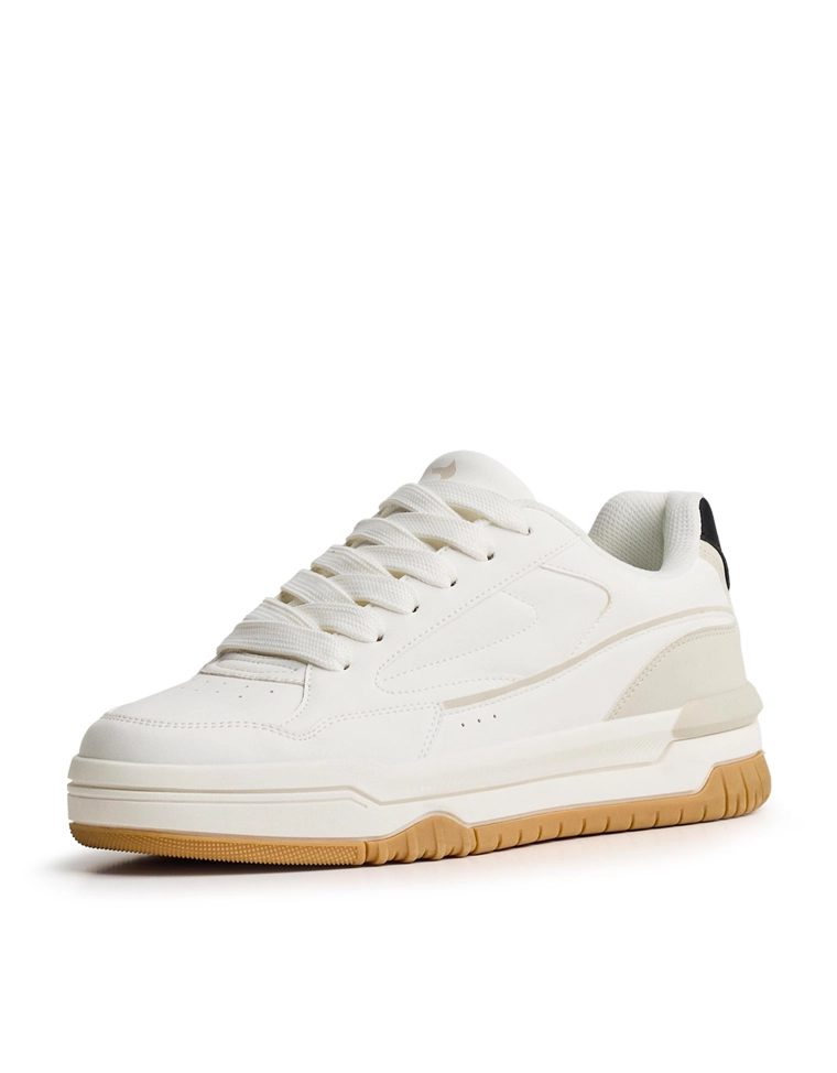 Кроссовки с деталью на пятке