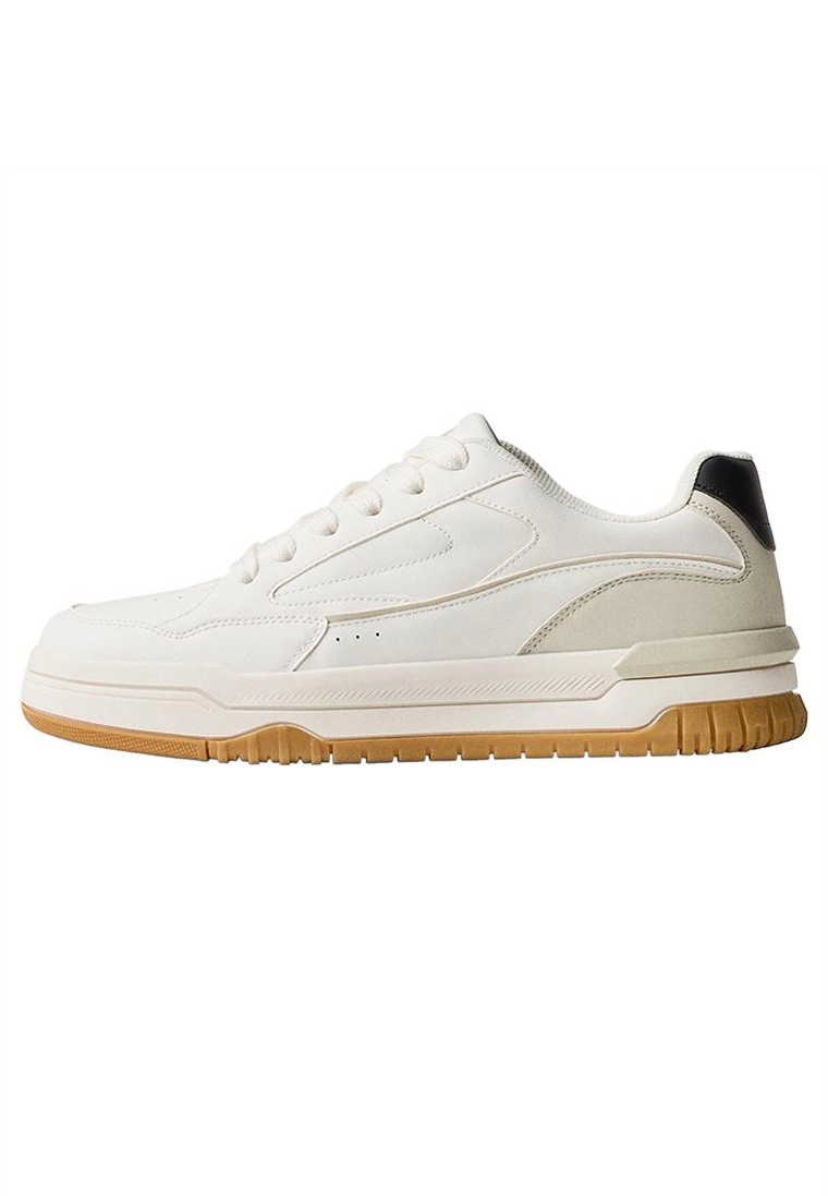 Кроссовки с деталью на пятке