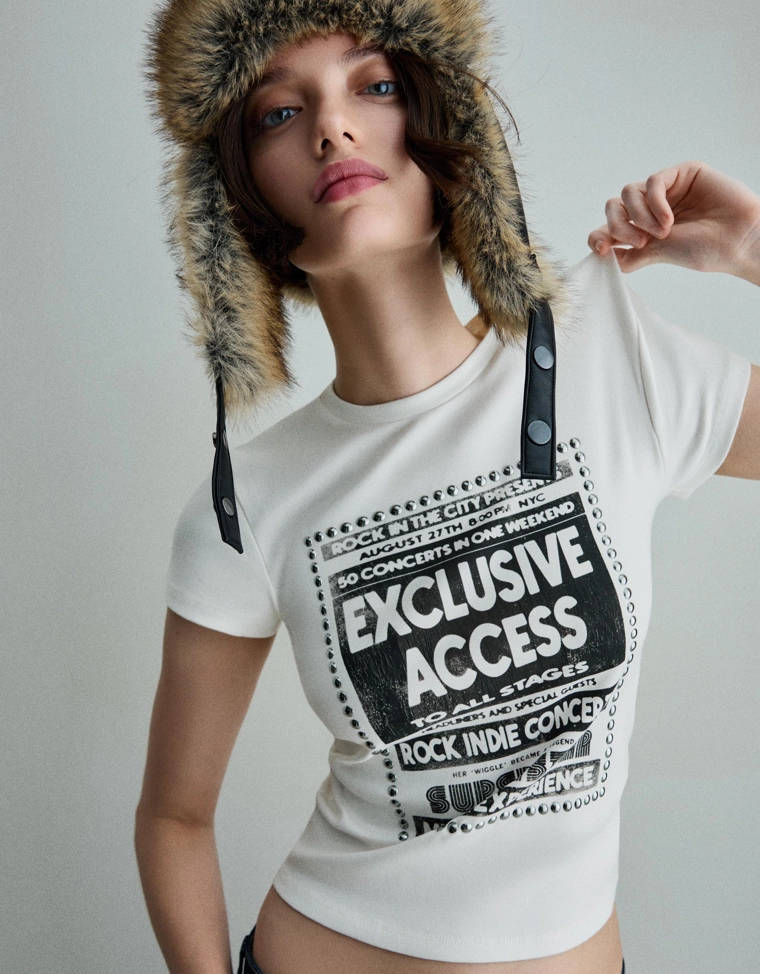 Футболка с короткими рукавами с заклепками и принтом