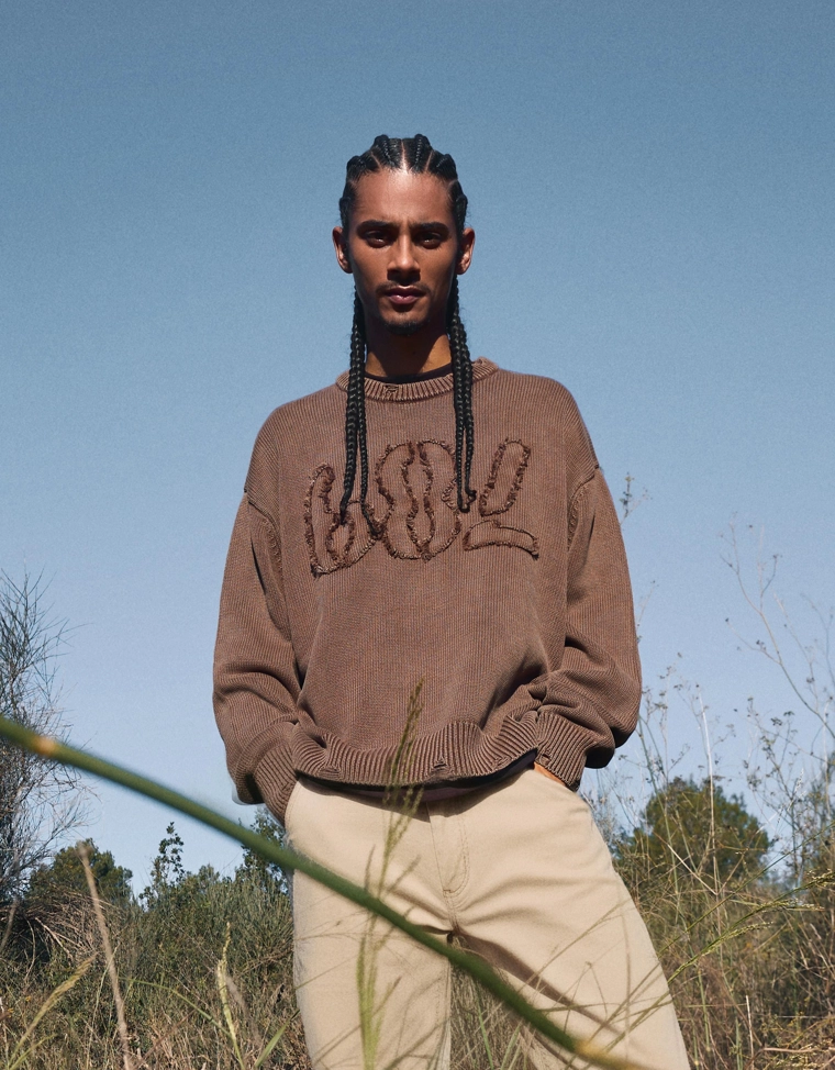 Свитер с нашивкой