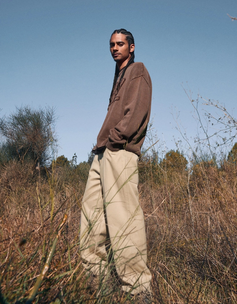 Свитер с нашивкой