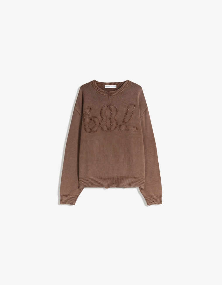 Свитер с нашивкой