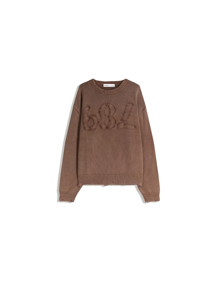 Свитер с нашивкой