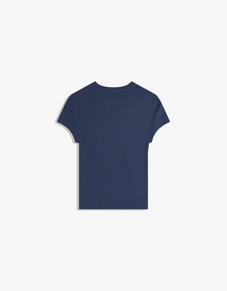 Футболка с декоративными заклепками