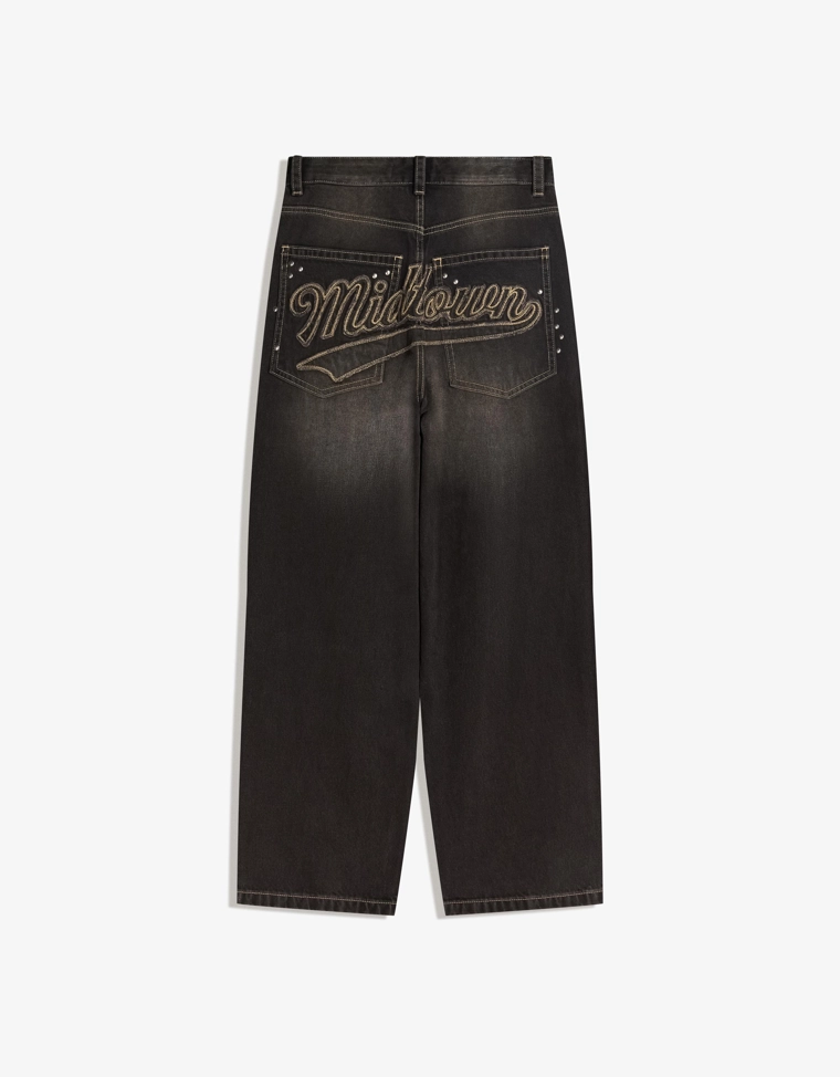 Джинсы очень широкие с заклепками