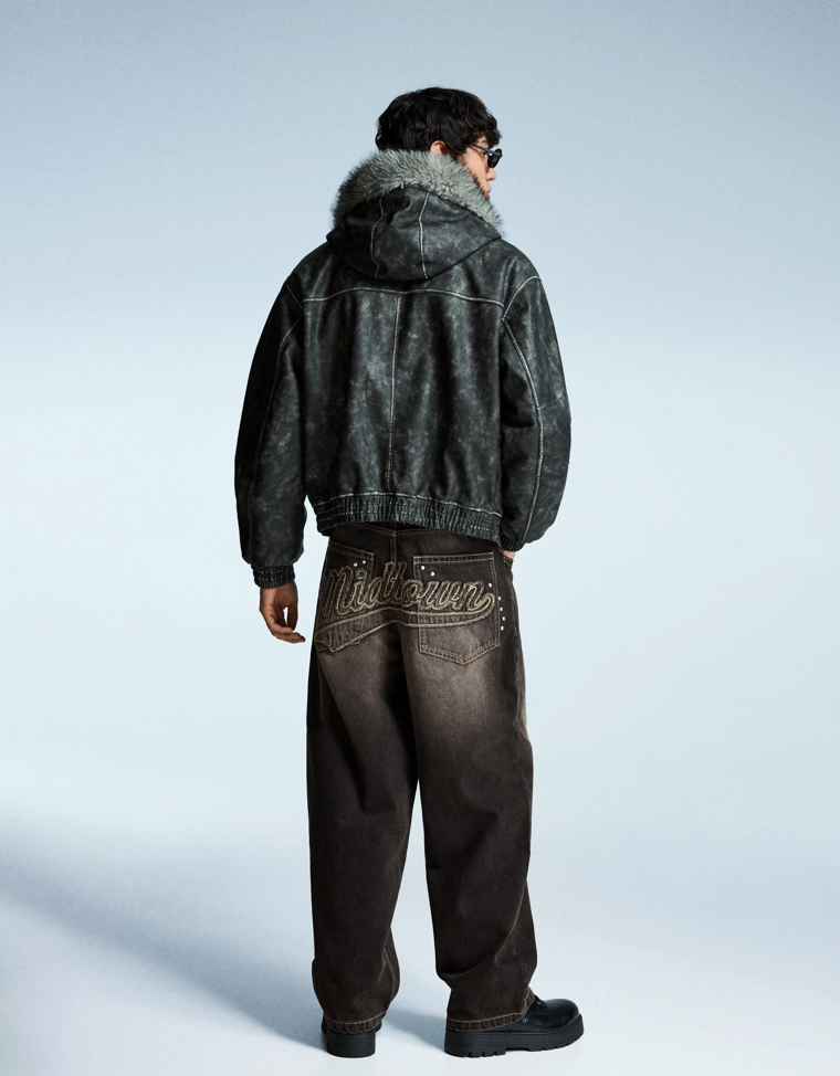 Джинсы очень широкие с заклепками