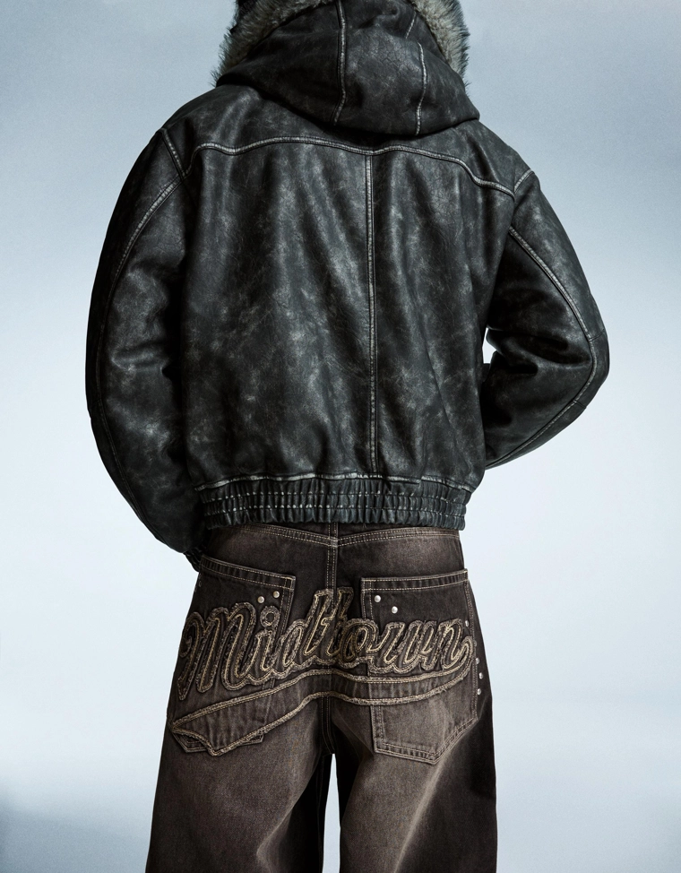 Джинсы очень широкие с заклепками