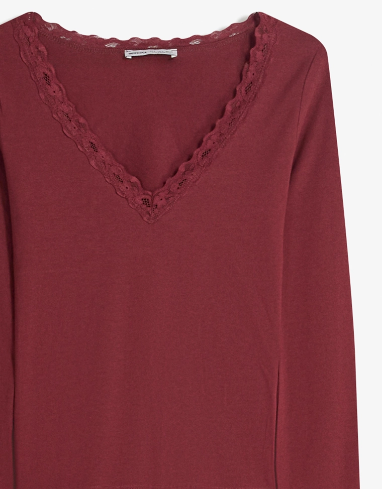 Лонгслив с кружевной отделкой