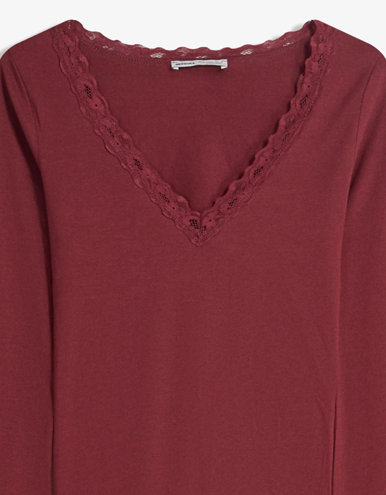 Лонгслив с кружевной отделкой