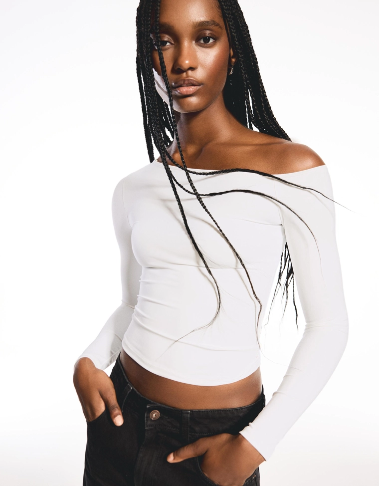 Футболка с длинными рукавами и асимметричным вырезом