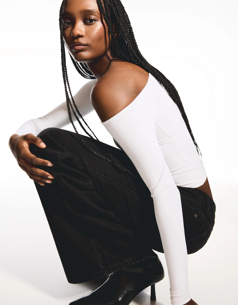 Футболка с длинными рукавами и асимметричным вырезом