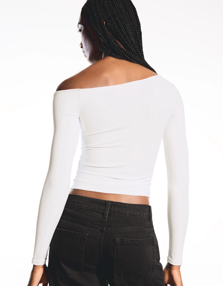 Футболка с длинными рукавами и асимметричным вырезом