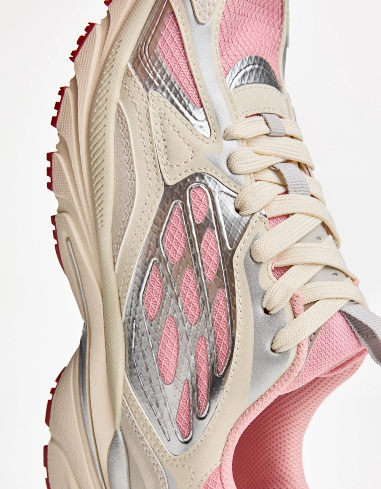 Кроссовки со вставками