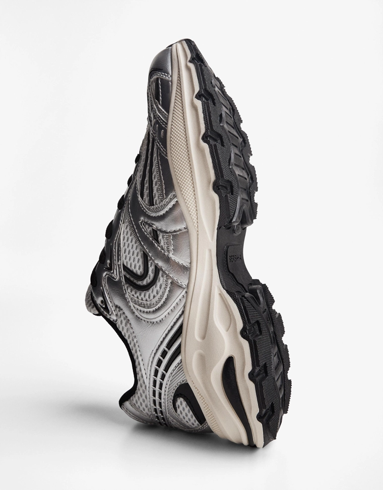 Кроссовки со вставками