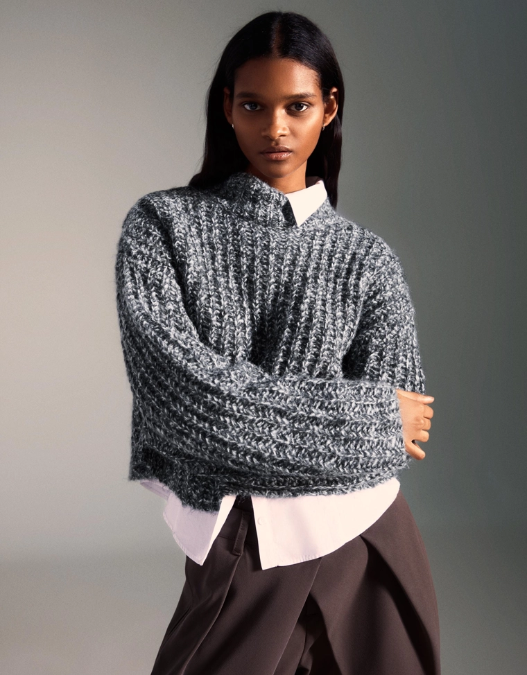 Свитер с высоким воротником из ткани из крученой нити