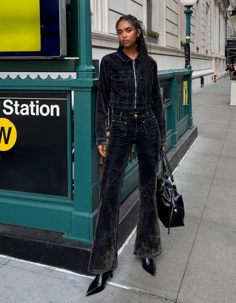 Джинсовая куртка с бархатистым рельефным принтом