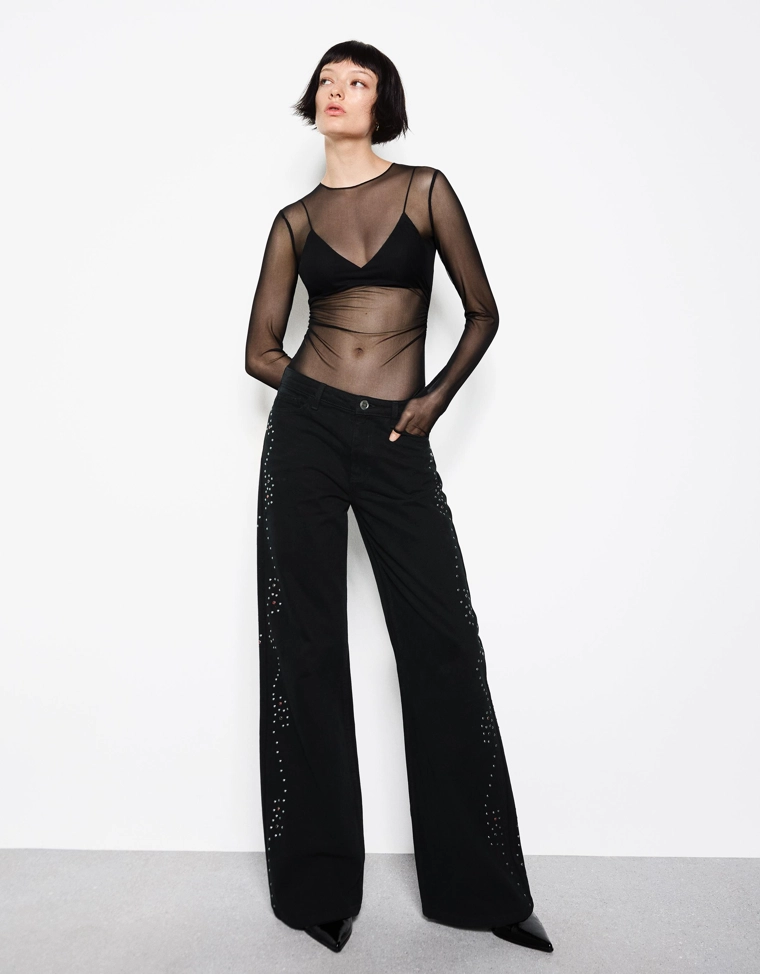 Джинсы свободного кроя с низкой посадкой и заклепками