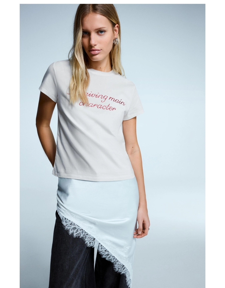 Футболка с принтом и стразами