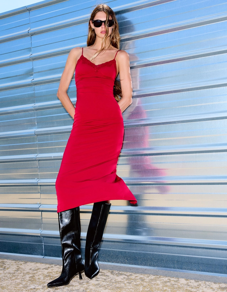 Струящееся кружевное платье миди