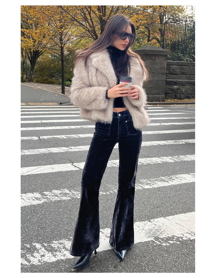 Расклешенные джинсы с бархатистым рельефным принтом