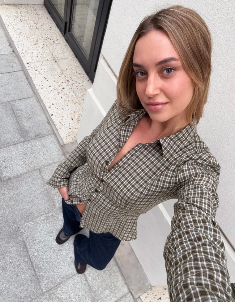 Рубашка облегающего кроя с расклешенными рукавами