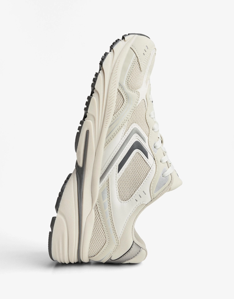 Многокомпонентные спортивные кроссовки