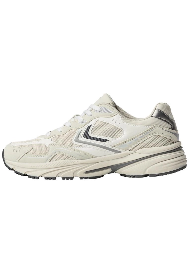 Многокомпонентные спортивные кроссовки