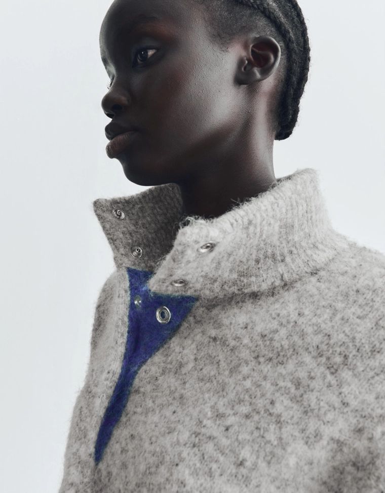 Свитер с высоким воротником