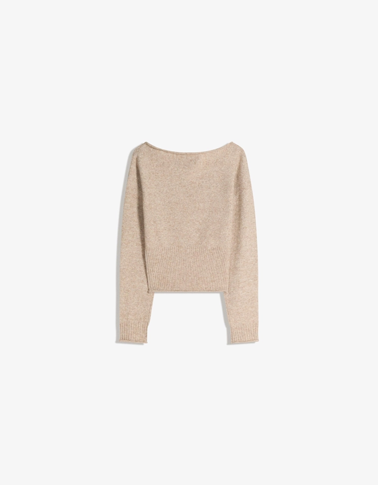 Свитер с вырезом «лодочка»