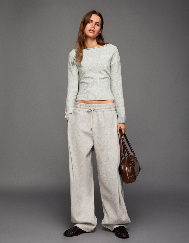 Свитер с вырезом «лодочка»