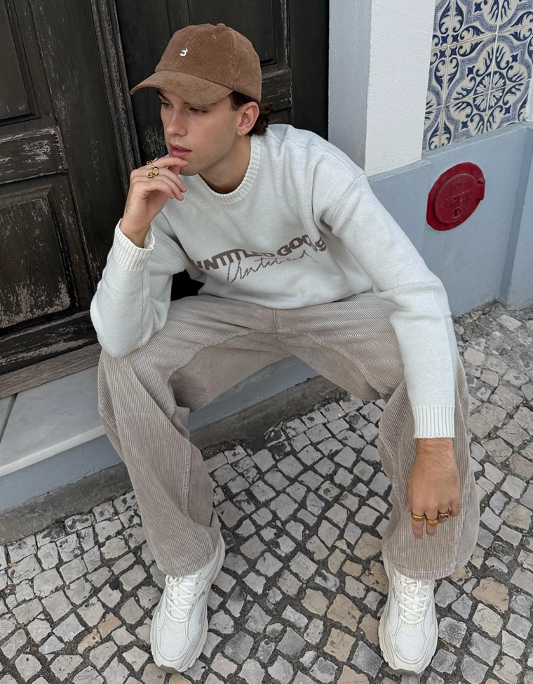 Вельветовая кепка с вышивкой