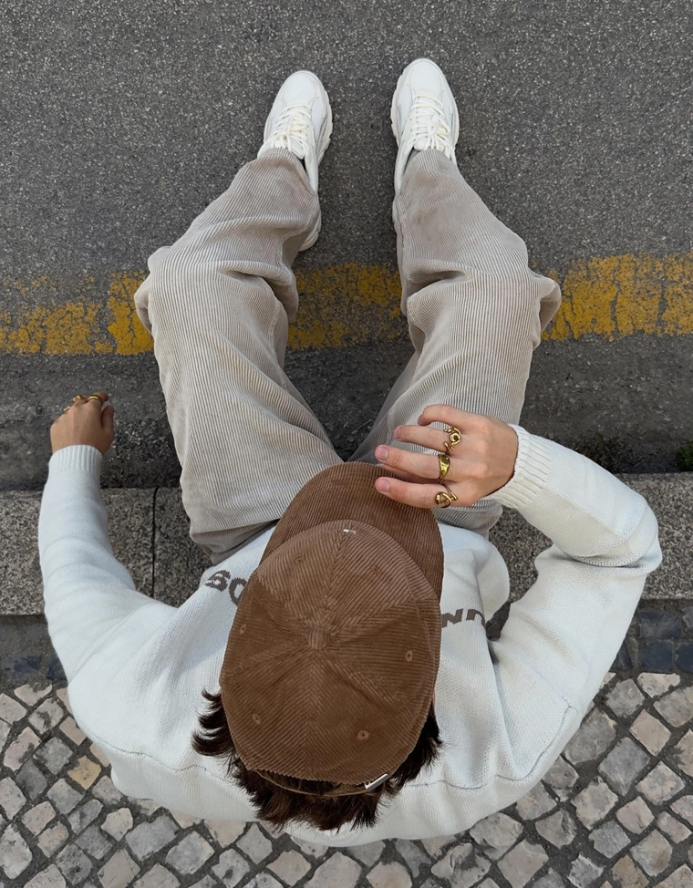 Вельветовая кепка с вышивкой