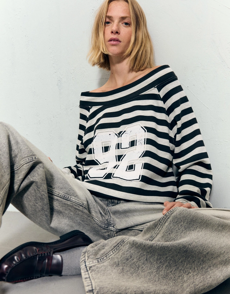 Свитер с вырезом «лодочка» и принтом