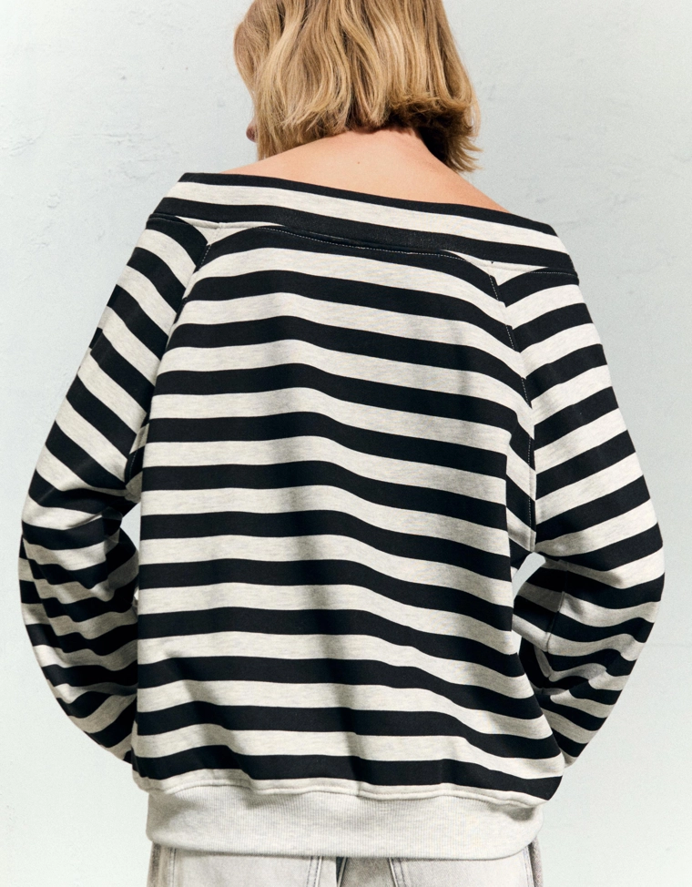 Свитер с вырезом «лодочка» и принтом