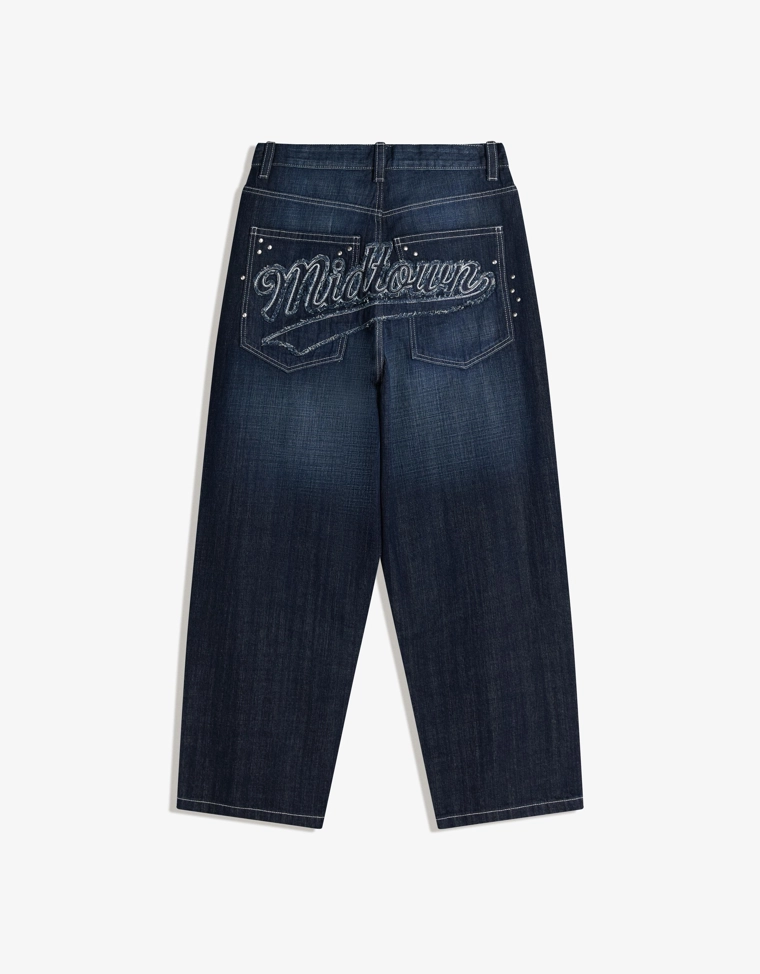 Джинсы очень свободного кроя с нашивками и заклепками