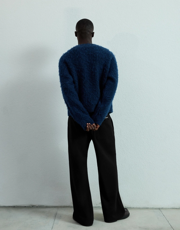 Расклешенные брюки приталенного кроя