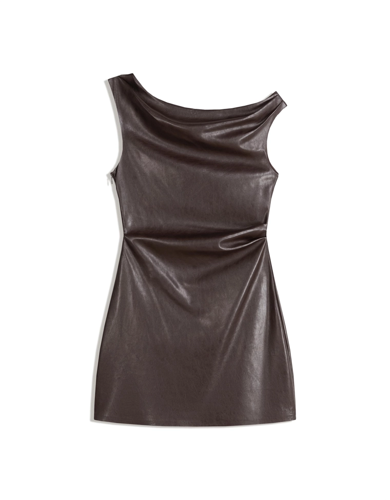 Асимметричное мини-платье с эффектом кожи
