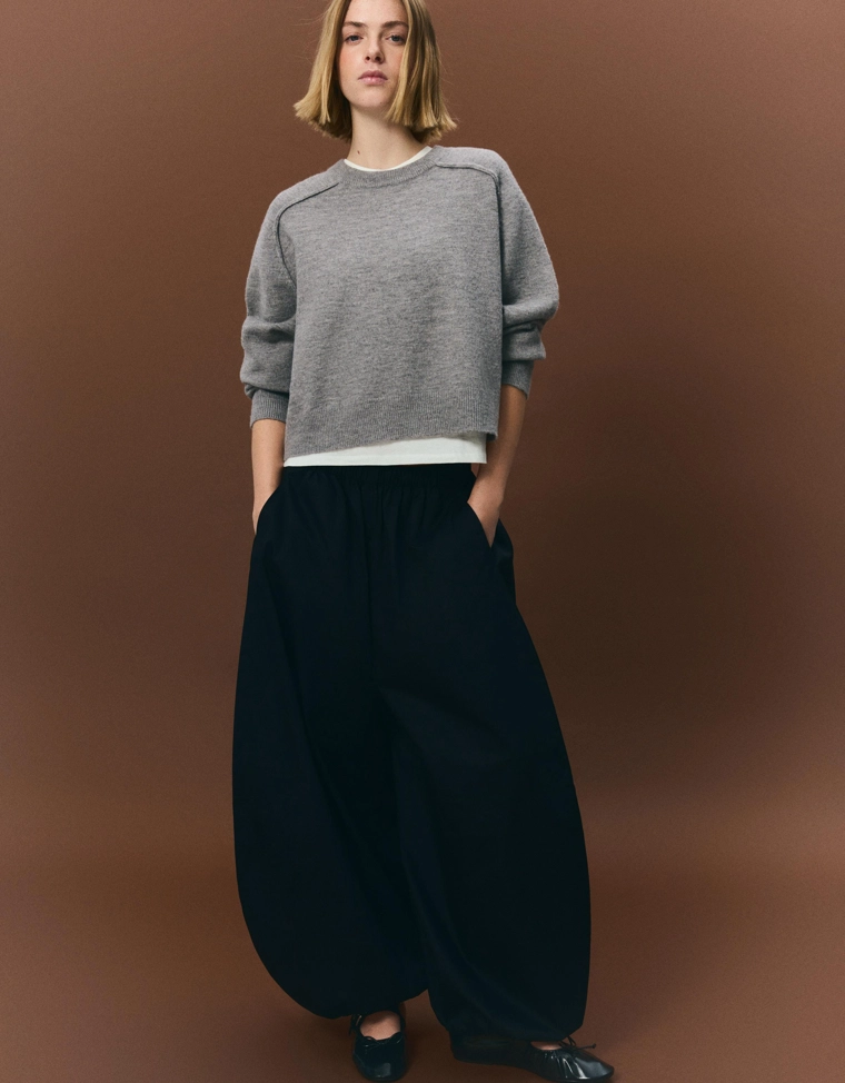 Трикотажный свитер со швами