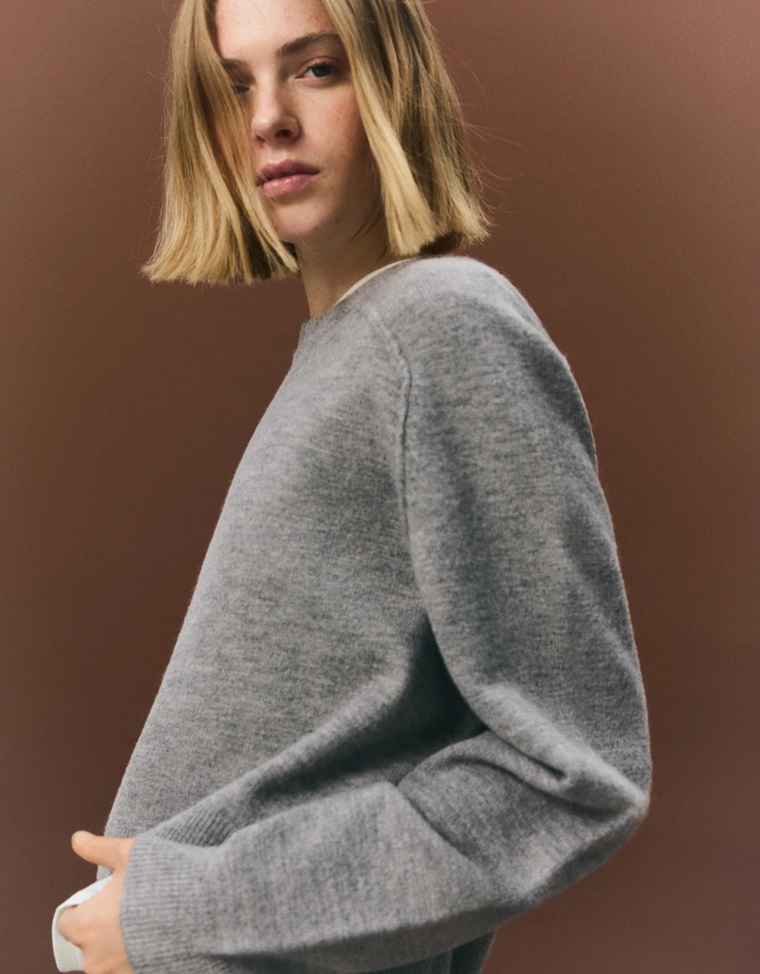 Трикотажный свитер со швами