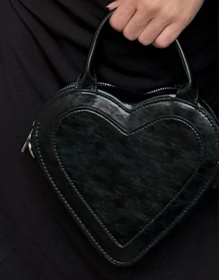Сумка-сердце из искусственной кожи с заклепками