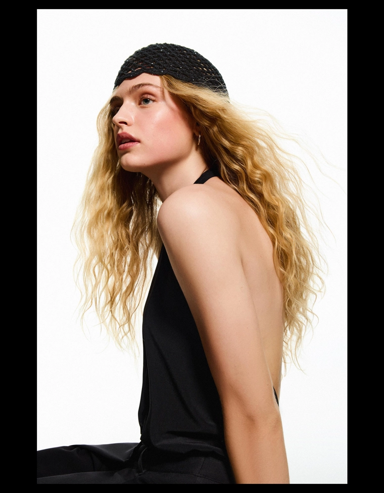 Вязаная шапка с пайетками