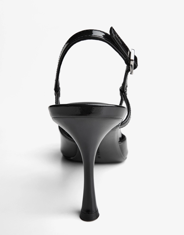 Туфли на каблуке с открытой пяткой и декоративной деталью