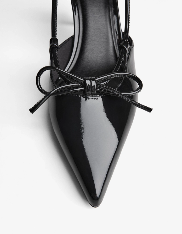 Туфли на каблуке с открытой пяткой и декоративной деталью