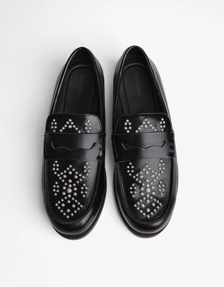 Мокасины с декоративным элементом