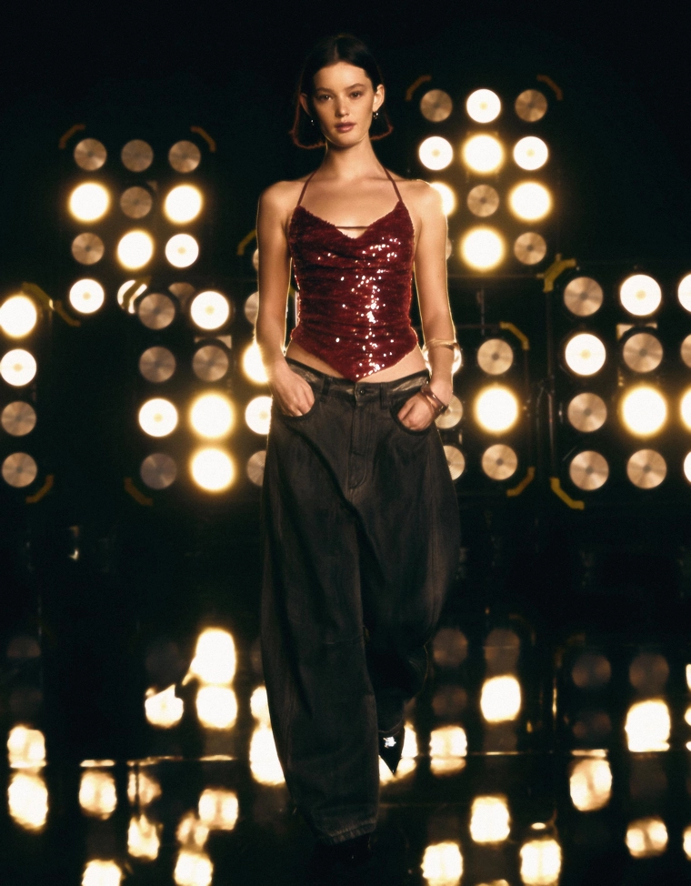 Топ с горловиной халтер, драпировкой и пайетками