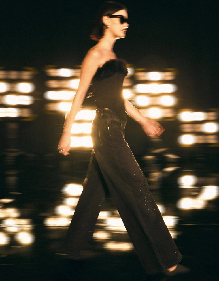 Топ-бандо в бельевом стиле с вырезом из искусственного меха