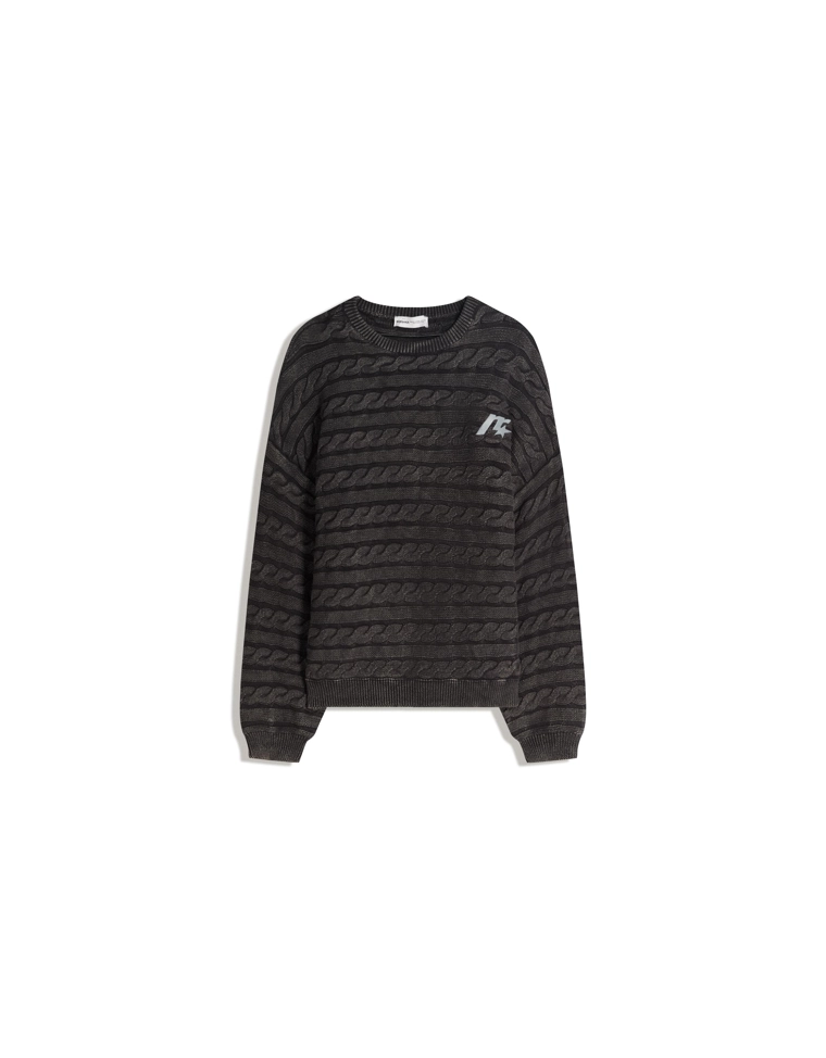 Свитер с узором «косы» и вышивкой