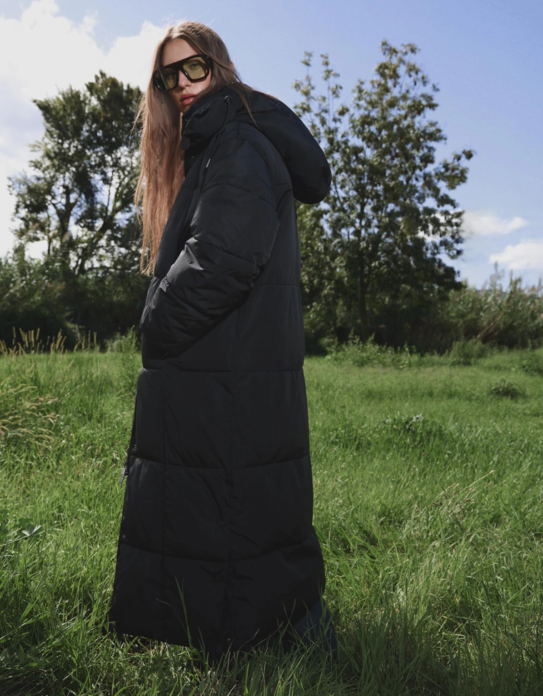 Длинный пуховик с капюшоном из водоотталкивающей ткани