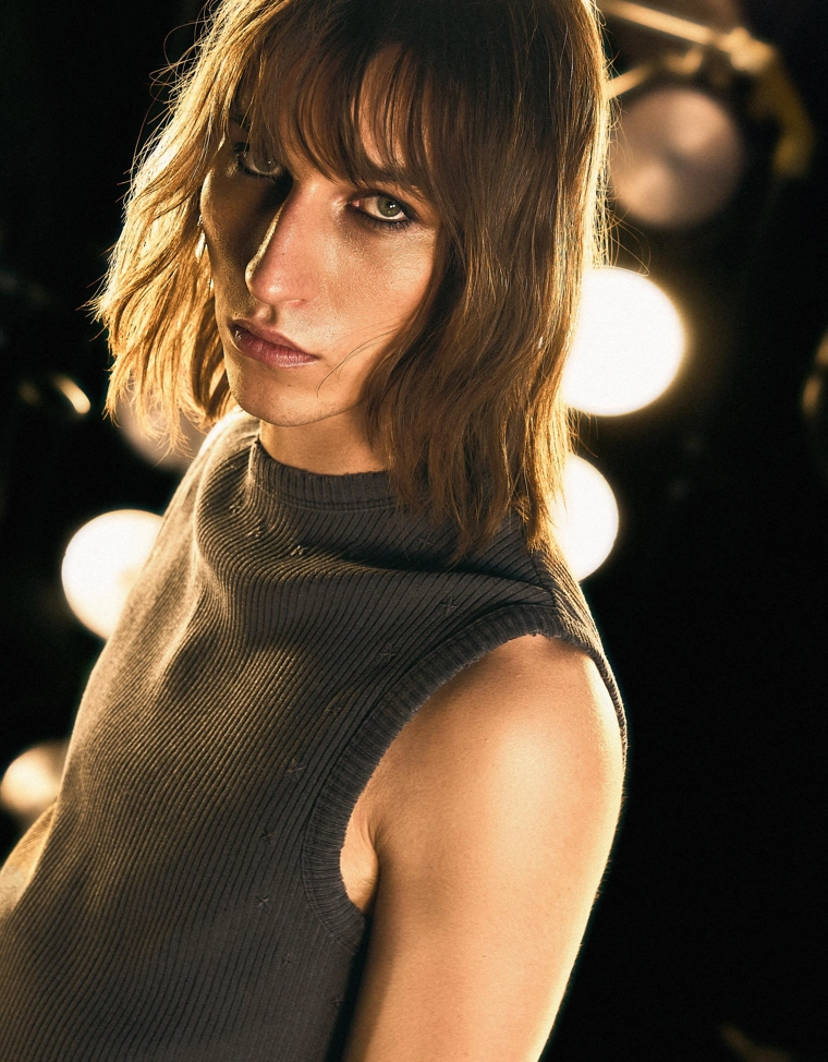 Топ без рукавов с вышивкой