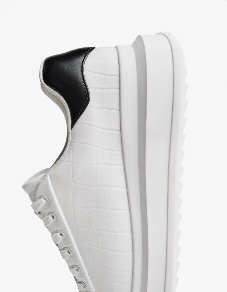 Кроссовки с объемной подошвой